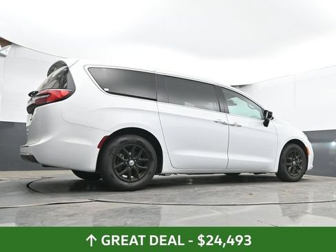 Used 2024 Chrysler Pacifica Touring-L FWD image 46