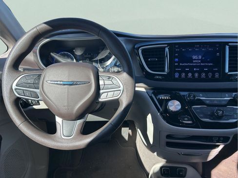 Certified 2017 Chrysler Pacifica Touring Plus w/ Security Group image 11