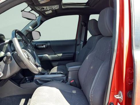 Used 2017 Toyota Tacoma TRD Off-Road w/ Premium & Technology Package AWD/4WD image 10