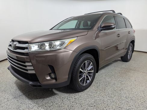 Used 2017 Toyota Highlander XLE FWD image 3