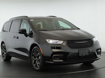 New 2026 Chrysler Pacifica Select w/ S Appearance Package