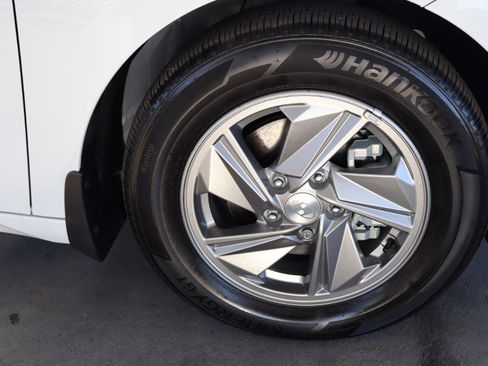 Used 2025 Hyundai Elantra SE image 40
