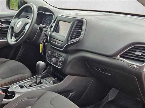 Used 2019 Jeep Cherokee Latitude w/ Popular Appearance Group FWD image 20