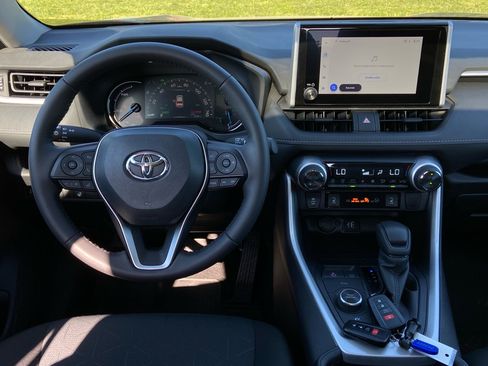 Used 2025 Toyota RAV4 XLE w/ Convenience Package AWD/4WD image 18