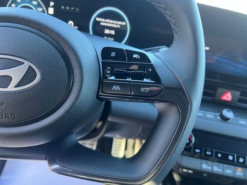 Certified 2025 Hyundai Elantra SEL image 17