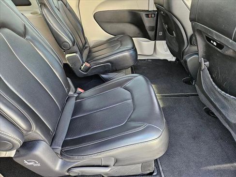 Used 2024 Chrysler Pacifica Touring-L image 19