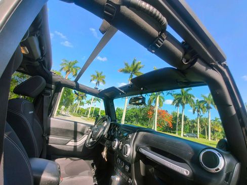 Used 2014 Jeep Wrangler Unlimited Rubicon w/ Connectivity Group AWD/4WD image 39