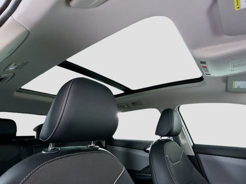 Used 2023 Volkswagen Taos SE w/ Panoramic Sunroof Package FWD image 18