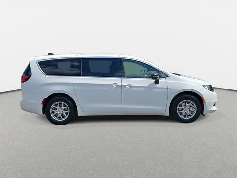 New 2026 Chrysler Voyager LX image 4