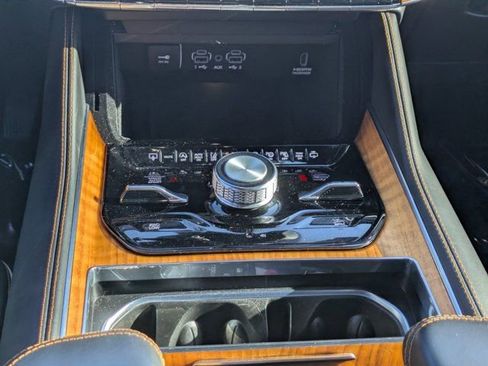 Used 2023 Jeep Grand Wagoneer Series III AWD/4WD image 16