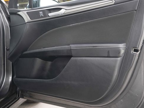 Used 2018 Ford Fusion SE FWD image 9