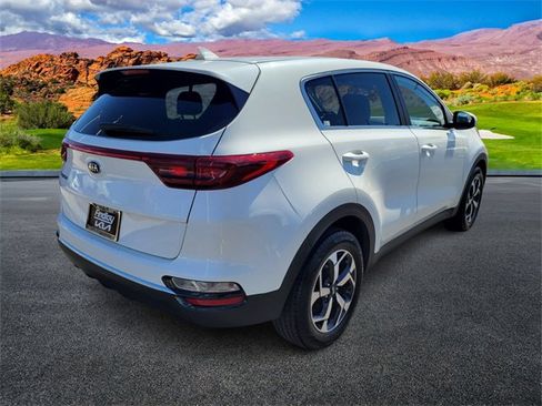Used 2022 Kia Sportage LX image 4