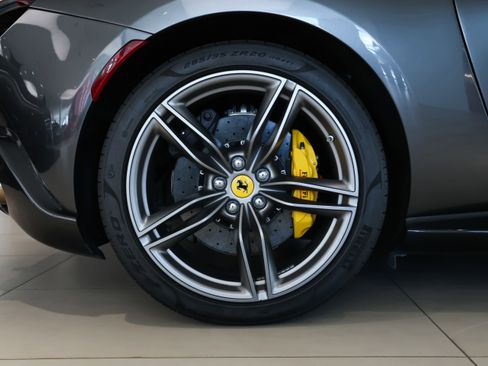 Used 2025 Ferrari Roma Spider RWD image 37