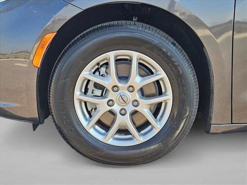 Used 2023 Chrysler Pacifica Touring-L FWD image 23