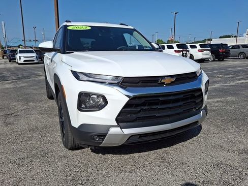 Used 2023 Chevrolet TrailBlazer LT w/ Convenience Package AWD/4WD image 2