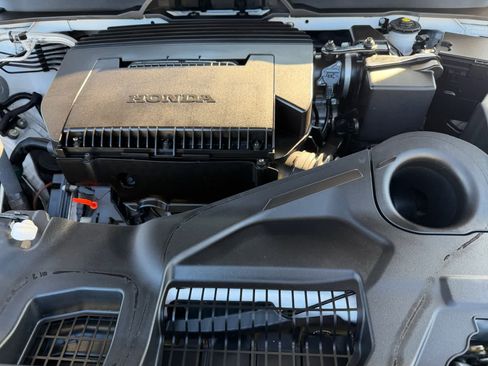 Used 2025 Honda Pilot Sport image 8