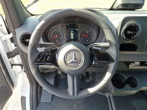 Used 2025 Mercedes-Benz Sprinter 2500 image 18