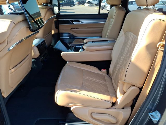 Used 2023 Jeep Grand Wagoneer L Series III w/ Rear Seat Video Group 1 AWD/4WD image 16