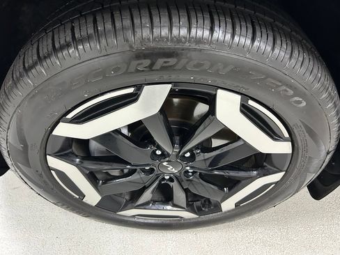 Used 2025 Kia Telluride EX w/ EX Captain's Chair Package AWD/4WD image 9