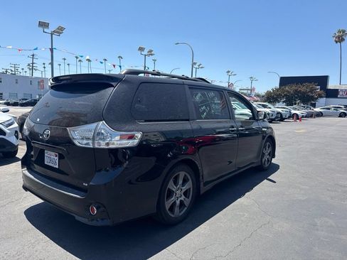 Used 2017 Toyota Sienna SE Premium FWD image 4