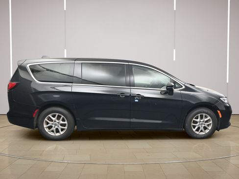 Used 2023 Chrysler Pacifica Touring-L FWD image 8