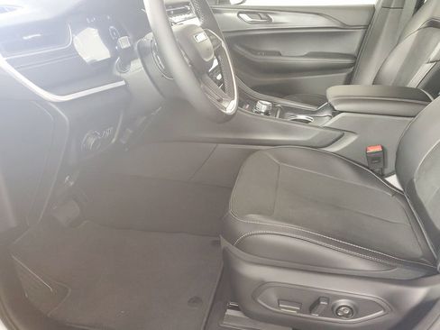 New 2025 Jeep Grand Cherokee Altitude image 13