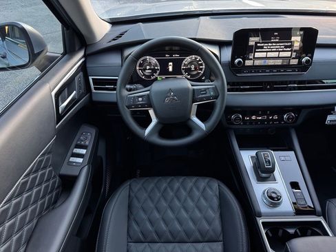 New 2025 Mitsubishi Outlander SEL image 17