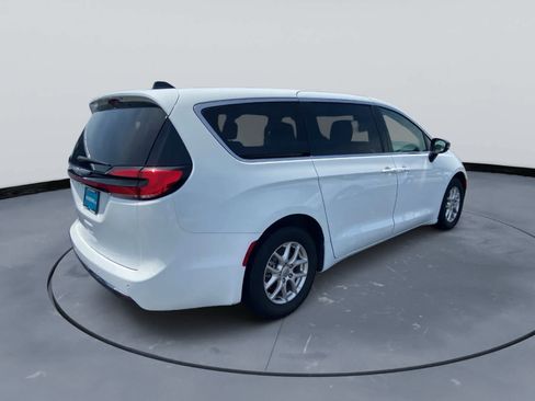 Used 2024 Chrysler Pacifica Touring-L FWD image 5