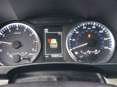 Used 2017 Toyota Highlander LE w/ Carpet Mat Package image 18