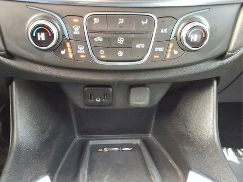 Used 2023 Chevrolet Traverse LT FWD image 21
