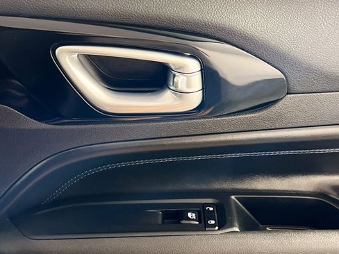 Used 2025 Jeep Compass Latitude w/ Convenience Group AWD/4WD image 32