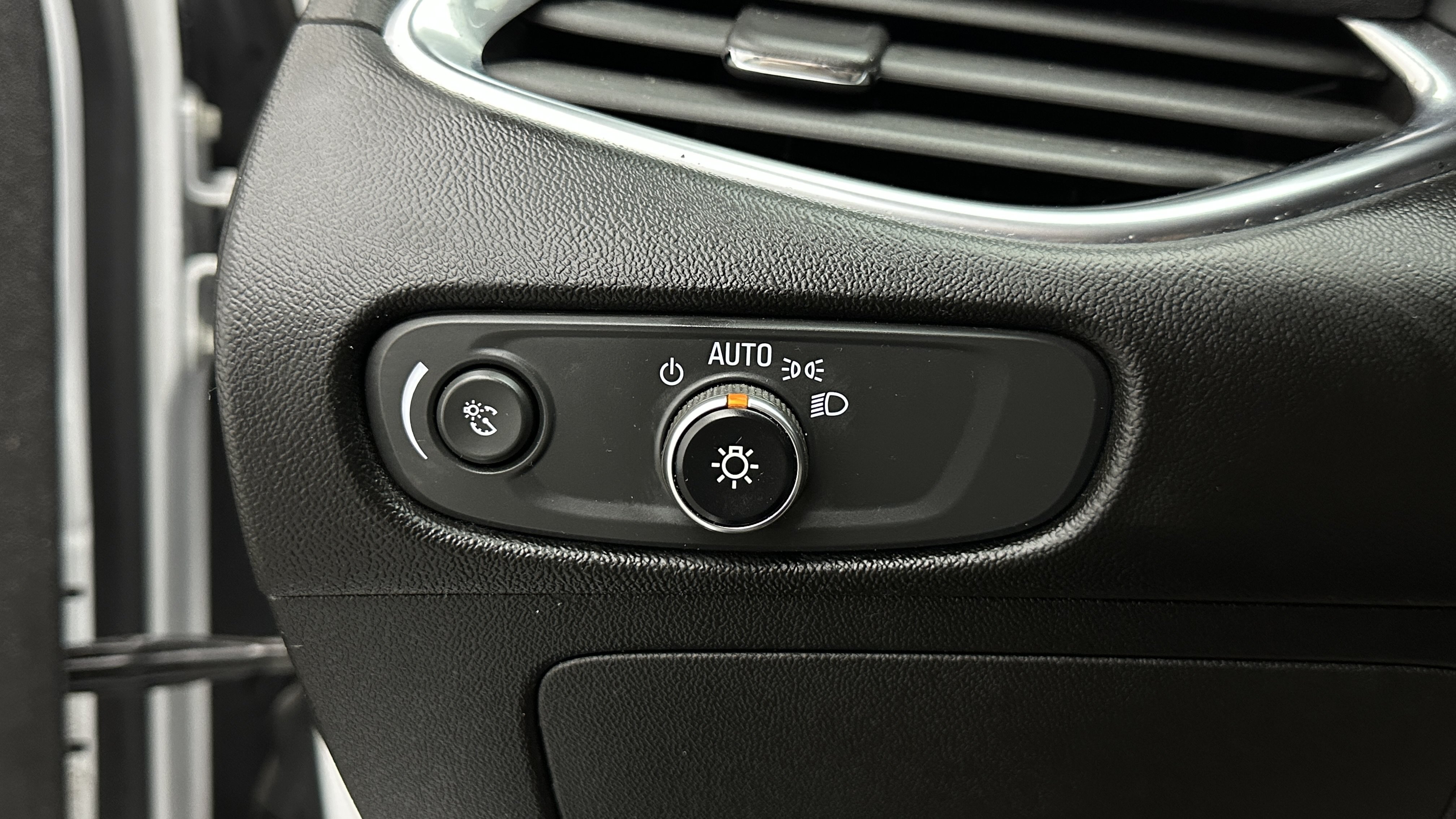 Used 2021 Chevrolet Malibu LT FWD image 17