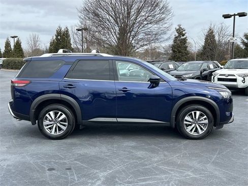 Used 2025 Nissan Pathfinder SL image 3