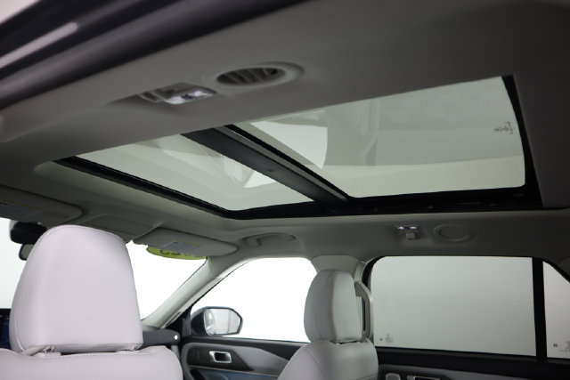 Certified 2025 Ford Explorer Platinum w/ Ultimate Package AWD/4WD image 29