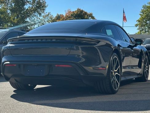 Used 2022 Porsche Taycan image 10