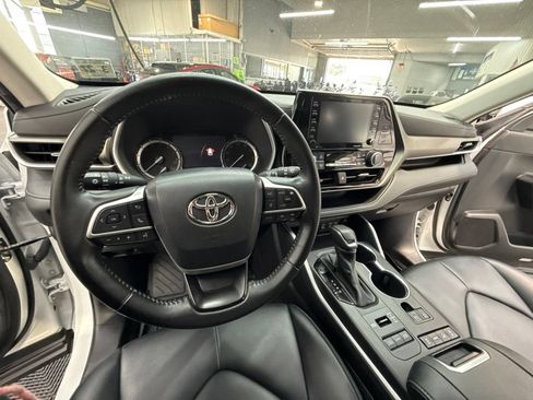 Used 2022 Toyota Highlander XLE AWD/4WD image 16
