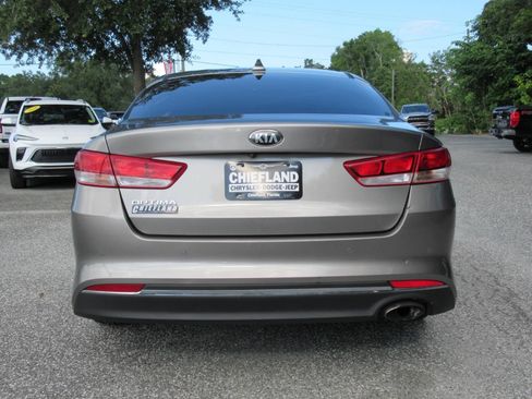 Used 2018 Kia Optima LX w/ 17" Alloy Wheels Package FWD image 6