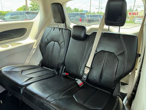 Used 2020 Chrysler Voyager Lxi FWD image 13