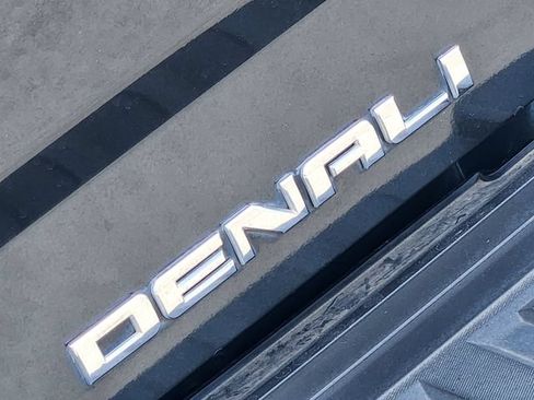 Used 2017 GMC Sierra 2500 Denali w/ Duramax Plus Package AWD/4WD image 11