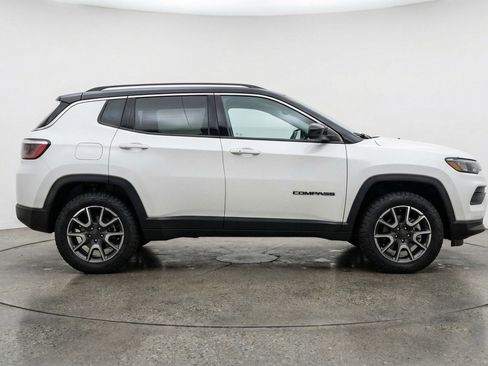Used 2025 Jeep Compass Trailhawk image 9