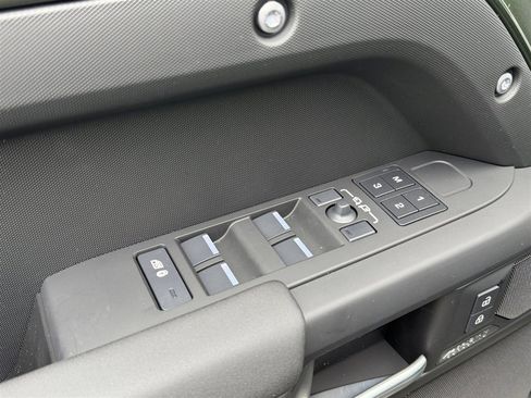 New 2026 Land Rover Defender 130 X-Dynamic SE image 12