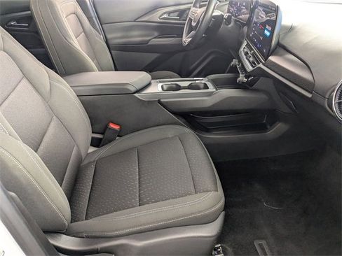 Certified 2025 Chevrolet Equinox EV LT image 32