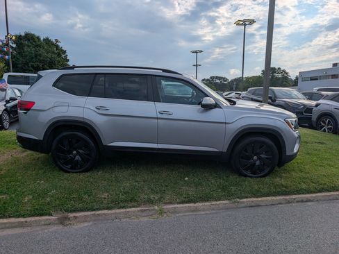 Used 2026 Volkswagen Atlas SE w/ Panoramic Sunroof Package FWD image 2
