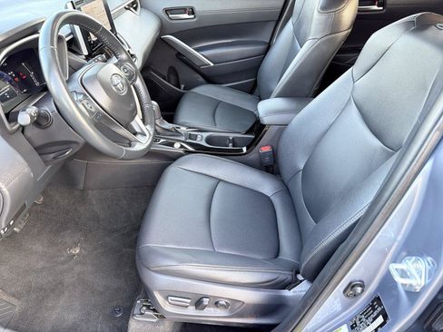 Used 2025 Toyota Corolla Cross XLE FWD image 8