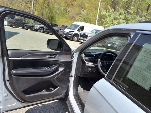 Used 2023 Jeep Grand Cherokee L Limited w/ Rear Seat Video Group I AWD/4WD image 15