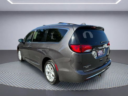 Used 2020 Chrysler Pacifica Touring-L w/ Tire & Wheel Group FWD image 4