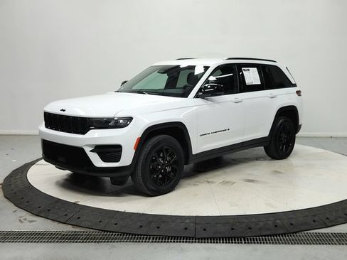 Used 2024 Jeep Grand Cherokee Altitude RWD image 4