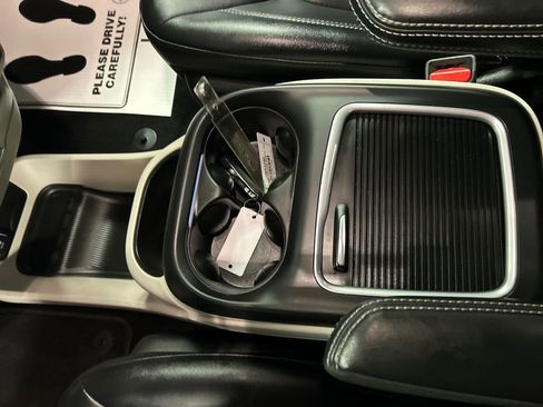 Used 2024 Chrysler Pacifica Touring-L image 21