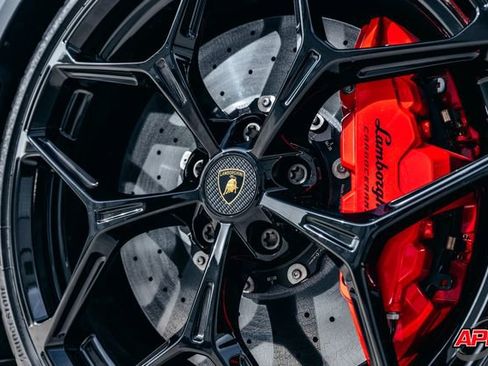 Used 2025 Lamborghini Revuelto image 4