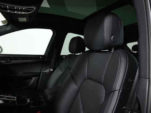 Used 2026 Porsche Macan AWD/4WD image 15